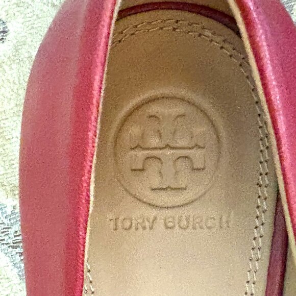 NWOT TORY BURCH CHELSEA RED LOW HEEL GOLD TONE MEDALLION PUMPS   SIZE: 8.5 - Picture 7 of 10